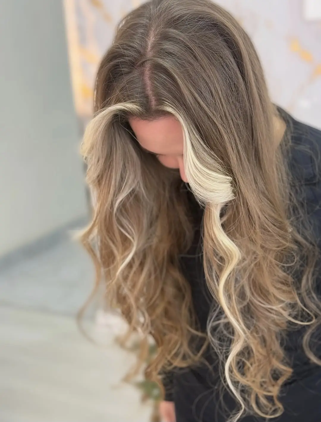 Långt askblont hår med ljusa slingor och lockar